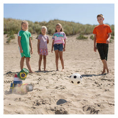 Soccer Tins, suteaza si doboara cutiile